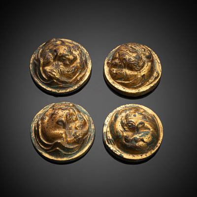 <b>Zwei Paar runde feuervergoldete Bronzegewichte in Form von Tigern</b>