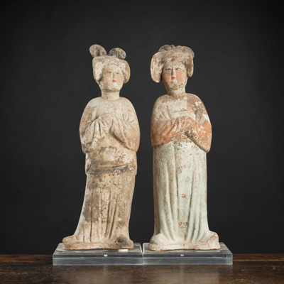 <b>Zwei Keramikfiguren von Hofdamen mit Resten von Bemalung, sog. 'Fat Ladies'</b>