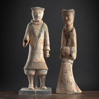 <b>Zwei Keramikfiguren von Bediensteten</b>