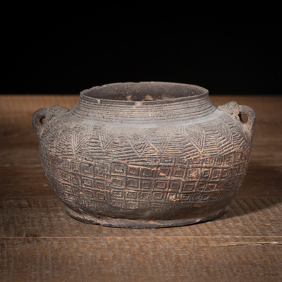 <b>Keramikgefäß aus hellgrauer Tonware im archaischen Stil</b>