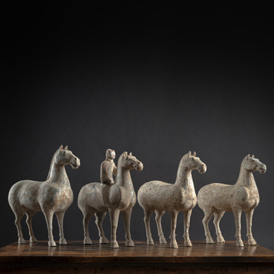 <b>Drei Keramikpferde und Pferd mit Reiter mit Resten polychromer Bemalung</b>