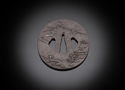 <b>Tsuba aus Eisen mit reliefiertem, figuralen Dekor in Landschaftsszenen</b>