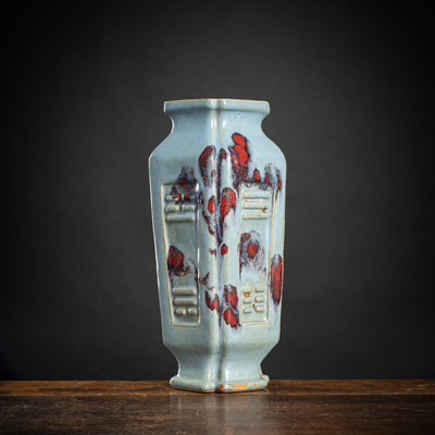 <b>Rautenförmige Vase mit 'Jun'-Glasur und violetten Flecken und Trigrammen in Relief</b>