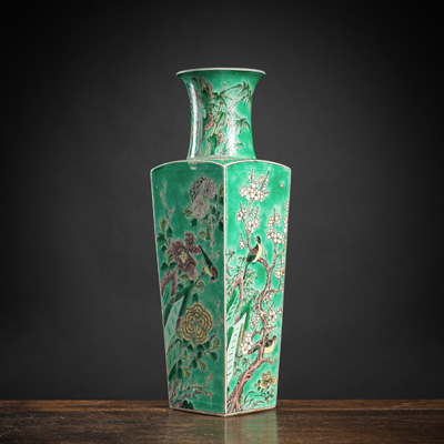 <b>Vase aus Porzellan mit quadratischem Korpus und 'Famille verte'-Vogel- und Prunusdekor</b>