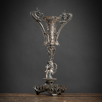 <b>Kleine Silbervase mit Drachendekor in Relief</b>