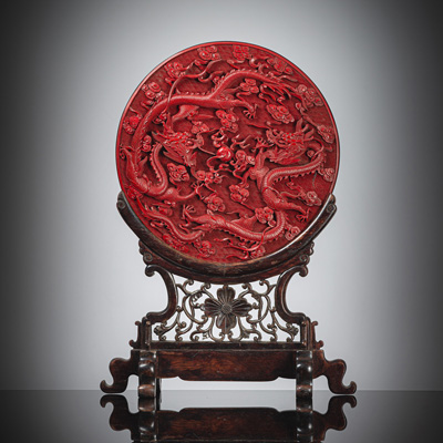 <b>Runde Plakette mit rotem Schnitzlack-Reliefdekor zweier Drachen</b> <b>Runde Plakette mit rotem Schnitzlack-Reliefdekor zweier Drachen</b>