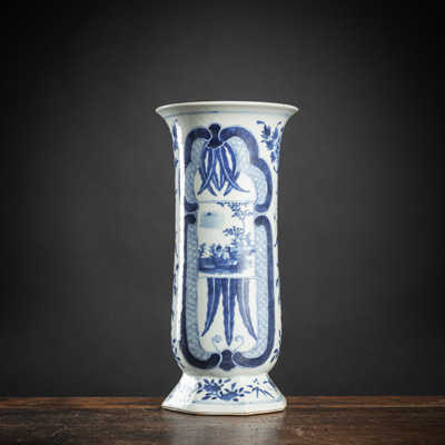 <b>Vase aus Porzellan mit unterglasurblauem Figuren- und Floraldekor auf oktogonalem Fuß</b>