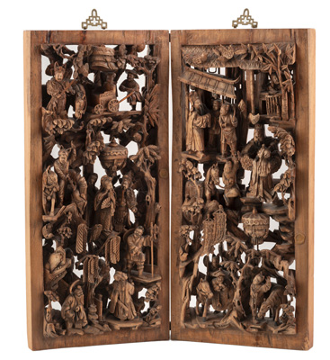 <b>Zwei in Durchbruch geschnitzte Holzpaneele mit Figurendekor in Relief</b>