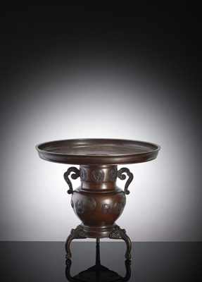 <b>Zweiteilige Ikebana-Vase aus Bronze mit reliefierten Tsuru Mon und Minogame-Emblemen</b>