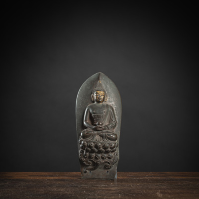 <b>Teil einer Kronze mit Darstellung des Buddha Amithaba partiell vergoldet</b>