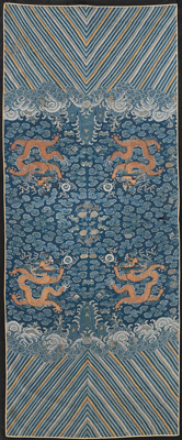 <b>Vorder- und Rückseitenteile eines blauen sommerlichen Drachengewandes</b> <b>Vorder- und Rückseitenteile eines blauen sommerlichen Drachengewandes</b>