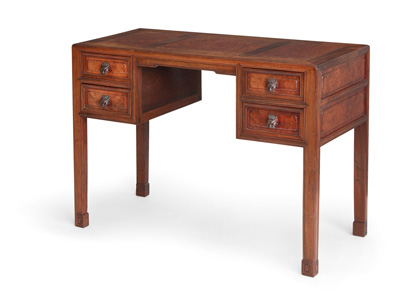 <b>Schreibtisch aus 'Huanghuali' und Wurzelholz mit vier Schubladen und Wurzelholz</b> <b>Schreibtisch aus 'Huanghuali' und Wurzelholz mit vier Schubladen und Wurzelholz</b>