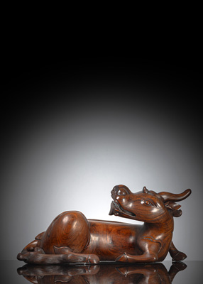 <b>Geschnitzte 'Hongmu'-Figur eines liegenden Fabeltiers 'Xiniu' oder 'Xiezhi'</b>