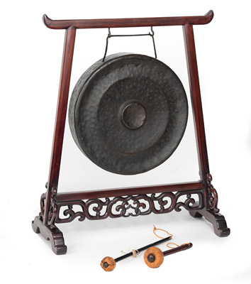 <b>Gong in 'Hongmu'-Gestell mit zwei Schlegeln</b>