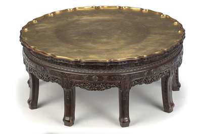 <b>Achtbeiniger Tisch mit Lotos-Reliefdekor, stilisierten 'Shou'-Zeichen und aufgesetzter blütenförmiger Messingplatte</b> <b>Achtbeiniger Tisch mit Lotos-Reliefdekor, stilisierten 'Shou'-Zeichen und aufgesetzter blütenförmiger Messingplatte</b>