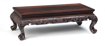 <b>Flacher Beistelltisch aus 'Hongmu' mit verzierter Zarge und Löwenfüßen</b> <b>Flacher Beistelltisch aus 'Hongmu' mit verzierter Zarge und Löwenfüßen</b>