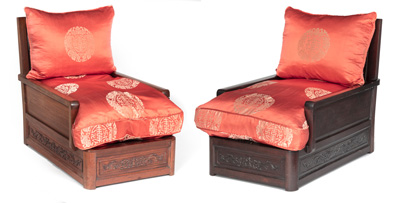 <b>Zwei Sessel aus Huanghuali mit seidenbezogenen Polstern und rückseitigem Phoenix- bzw. Drachenrelief</b>
