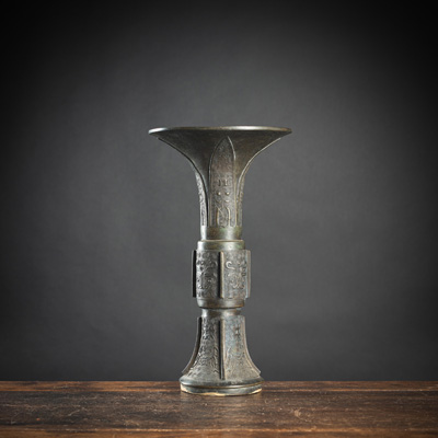 <b>A 'GU'-SHAPED ARCHAISTIC BRONZE VASE</b>