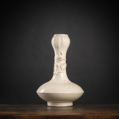 <b>Cremefarben glasierte Vase mit 'Chilong' in Relief um den Hals</b>