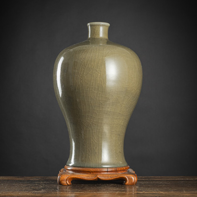 <b>Dunkelgrün glasierte Vase mit krakelierter Glasur 'Meiping'</b>