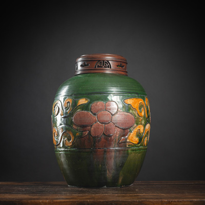 <b>Deckelvase im 'Fahua'-Stil mit Floral-Reliefdekor auf grünem Fond</b>