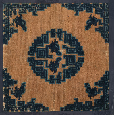<b>Sitzteppich mit stilisierten Drachen</b>