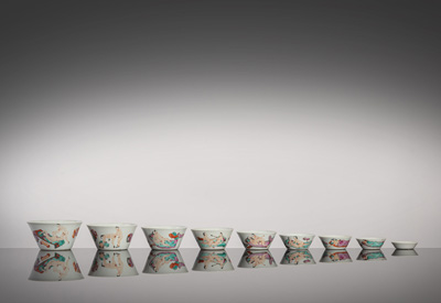 <b>Satzschalen aus Porzellan mit erotischen 'Famille rose'-Figurendarstellungen</b> <b>Satzschalen aus Porzellan mit erotischen 'Famille rose'-Figurendarstellungen</b>