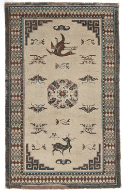 <b>Teppich mit Fasanen-, Hirsch- und Fledermausdekor</b>