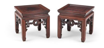 <b>Paar kleine Hocker aus 'Hongmu' mit Münzenzarge</b>