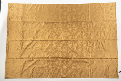 <b>Großer Seidensatin-Bezug mit Knopfverschluss und Brokatdecke</b>