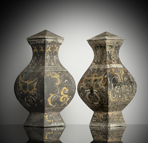 <b>Paar quadratische Deckelvasen aus Ton mit polychromer Bemalung abstrahierter Masken</b> <b>Paar quadratische Deckelvasen aus Ton mit polychromer Bemalung abstrahierter Masken</b>