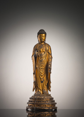 <b>Skulptur des Buddha Amida aus Holz mit schwarzer und goldfarbener  Lackfassung</b>
