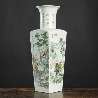 <b>Vierkantvase aus Porzellan mit 'Famille rose'-Floral- und 'Qianjiang'-Landschaftsdekor mit Aufschrift</b>