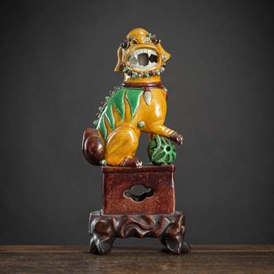 <b>A 'SANCAI'-GLAZED PORCELAIN FO-LION</b>
