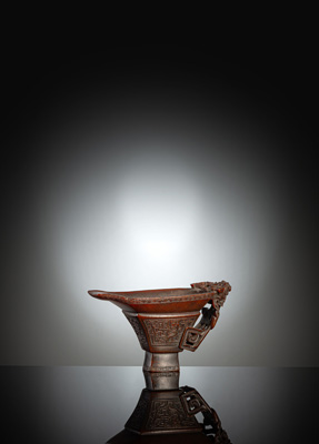 <b>Feiner Weinbecher aus dunklem cognacfarbenem Nashorn im archaischen Stil</b> <b>Feiner Weinbecher aus dunklem cognacfarbenem Nashorn im archaischen Stil</b>