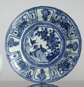 <b>'Kraak'-Teller aus Porzellan mit unterglasurblauem Dekor von Vögeln im Spiegel</b> <b>'Kraak'-Teller aus Porzellan mit unterglasurblauem Dekor von Vögeln im Spiegel</b>