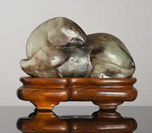 <b>Liegendes Pferd aus grün-schwarzer Jade mit nach hinten gedrehtem Kopf auf Holzstand</b> <b>Liegendes Pferd aus grün-schwarzer Jade mit nach hinten gedrehtem Kopf auf Holzstand</b>