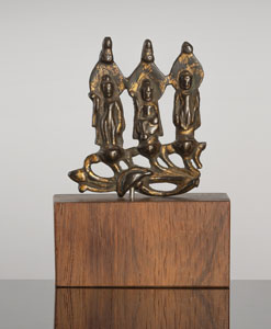 <b>Kleine feuervergoldete Triade mit Buddha aus Bronze auf Holzsockel</b> <b>Kleine feuervergoldete Triade mit Buddha aus Bronze auf Holzsockel</b>