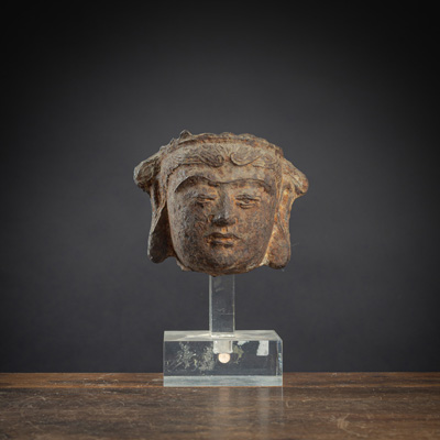 <b>Kleiner Kopf eines Bodhisattva aus Gusseisen auf einem Plexisockel</b>