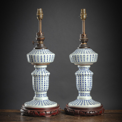 <b>Paar Leuchter aus Porzellan mit unterglasurblauer Aufschrift</b>