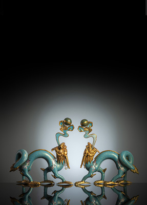 <b>Paar feine Cloisonné-Drachen mit Wolkenaufsätzen und Perlen</b> <b>Paar feine Cloisonné-Drachen mit Wolkenaufsätzen und Perlen</b>