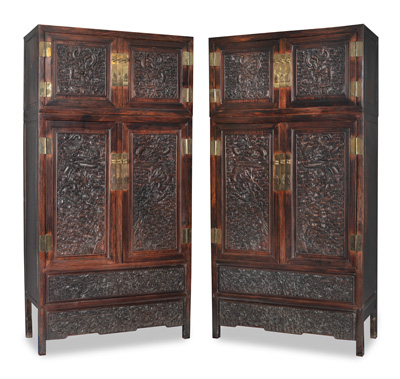 <b>Paar Aufsatzschränke mit fein geschnitztem Drachendekor in Relief</b> <b>Paar Aufsatzschränke mit fein geschnitztem Drachendekor in Relief</b>