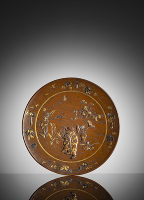 <b>Teller aus Bronze mit Silbertauschierung, teils vergoldet, Rakan vor Weihrauchbrenner</b>