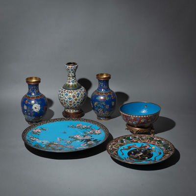 <b>Konvolut Cloisonné-Objekte mit Drachen- bzw. Blumendekor: zwei große Platten, Paar Vasen, große Schale auf Bronzesockel und Flaschenvase</b>