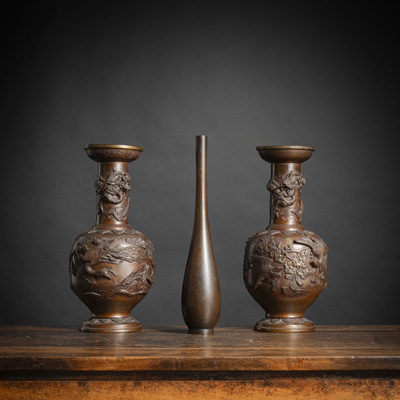 <b>Paar Bronzevasen verziert in hohem Relief mit Drachen und Vögeln zwischen Blütenzweigen und eine schlanke Flaschenvase</b>
