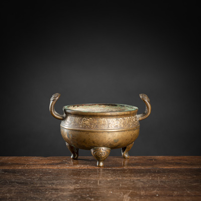 <b>Kleiner Weihrauchbrenner aus Bronze auf drei kurzem Füßen mit zwei Henkeln und Drachen- und 'Shou'-Zeichendekor</b>