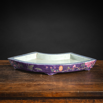<b>Fächerförmige Schale aus einem Sweetmeat-Set mit 'Famille rose'-Floraldekor auf aubergine-farbenem Grund</b>