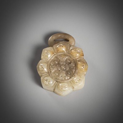 <b>Anhänger aus Jade in Lotosform</b>