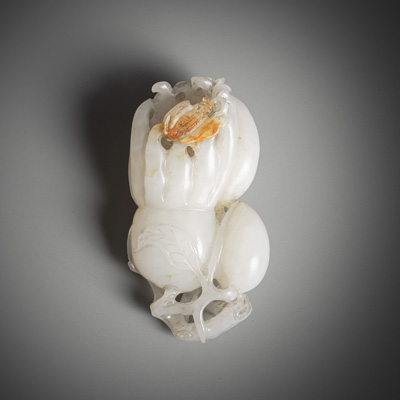 <b>Jadeschnitzerei in Form einer Buddha-Hand-Zitrone und Granatapfel mit Fledermäusen in Relief</b>