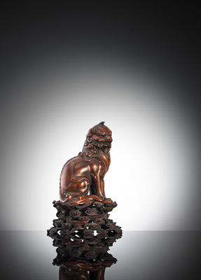 <b>Geschnitzte Holzfigur eines sitzenden 'Xiezhi' auf wolkenförmigem Sockel</b>